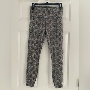 Athleta Ultimate 7/8 Tight Leggings XS Snakeskin Pattern Athleisure Stash Pocket
